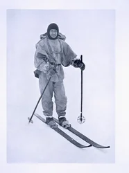 Le capitaine Scott (1868-1912) sur des skis lors de l